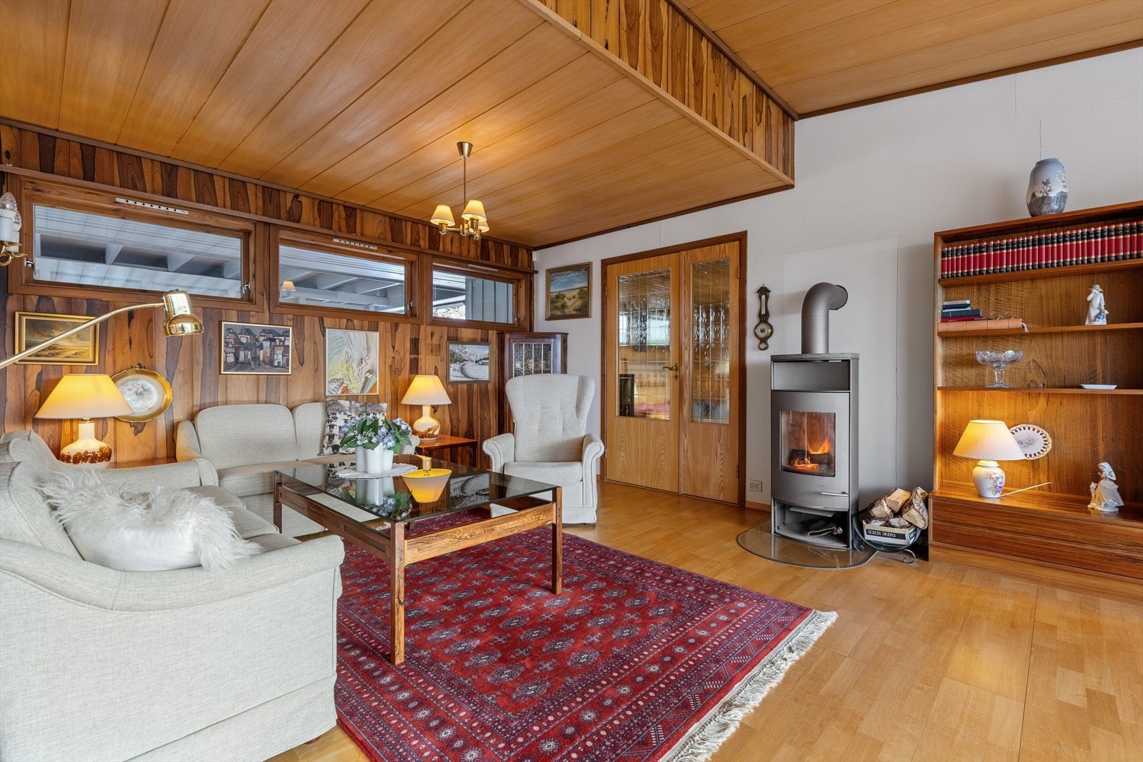 Koselig og velholdt stue med moderne peisovn som avgir god varme. Galleribilde