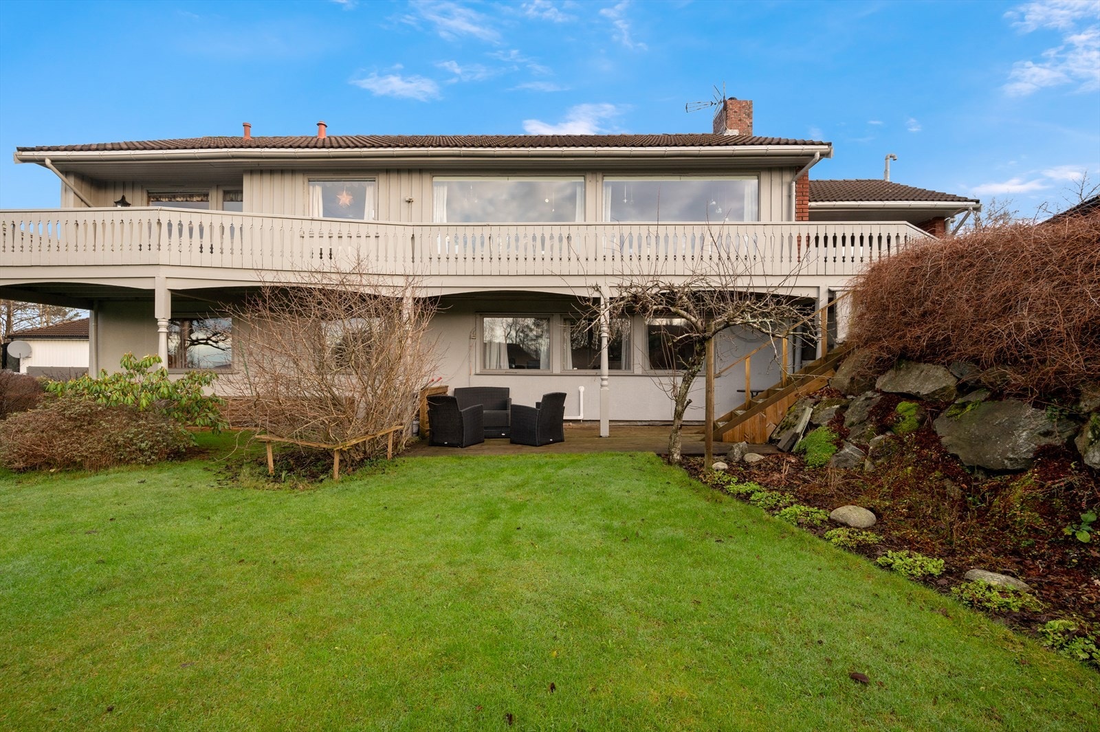 Usjenert hage med hekk og diverse planter. I tilknytting til huset har man også en overbygget terrasse med god plass til sittegrupper. Galleribilde