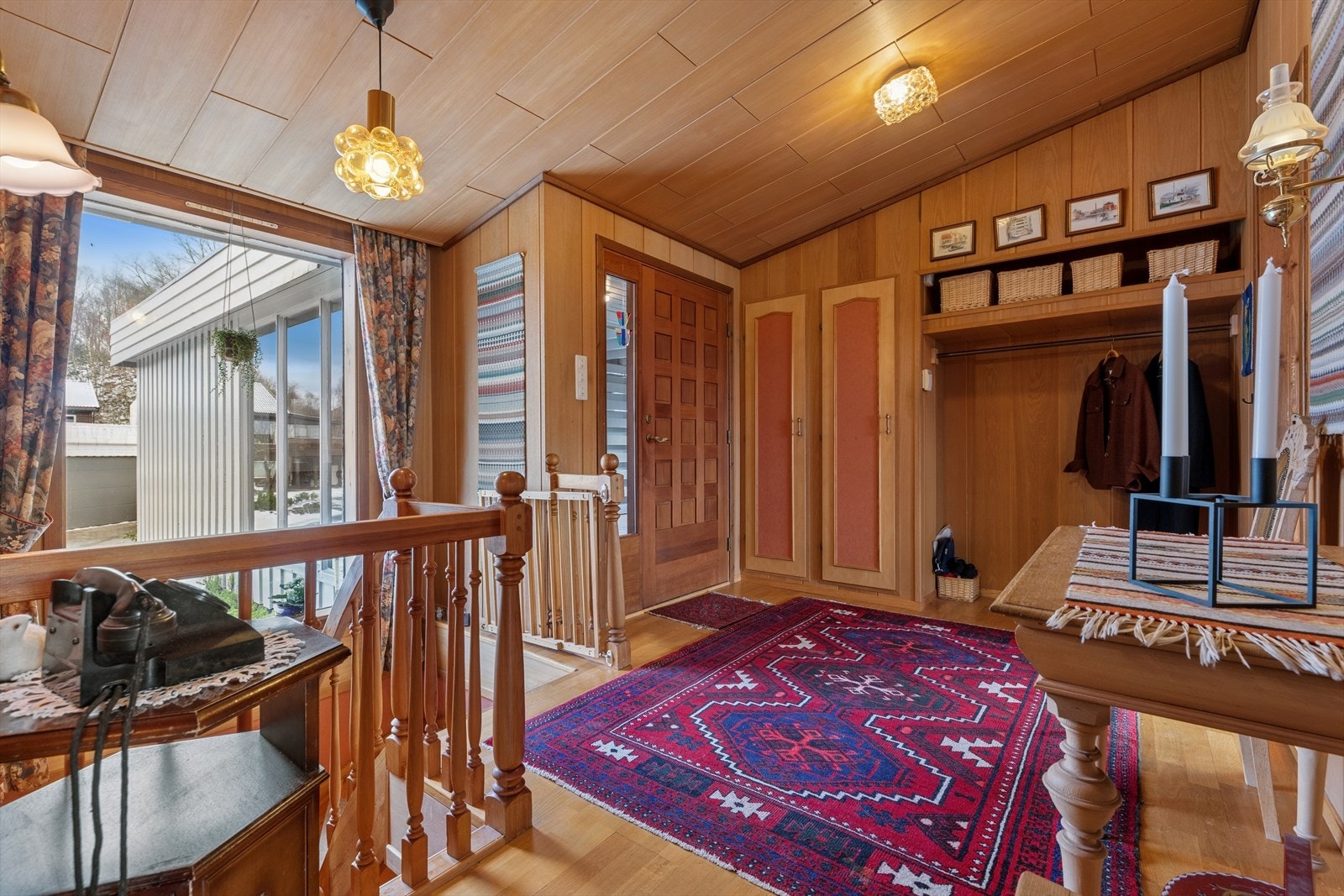 Velkommen! Romslig og stemningsfull entre og gang. Galleribilde