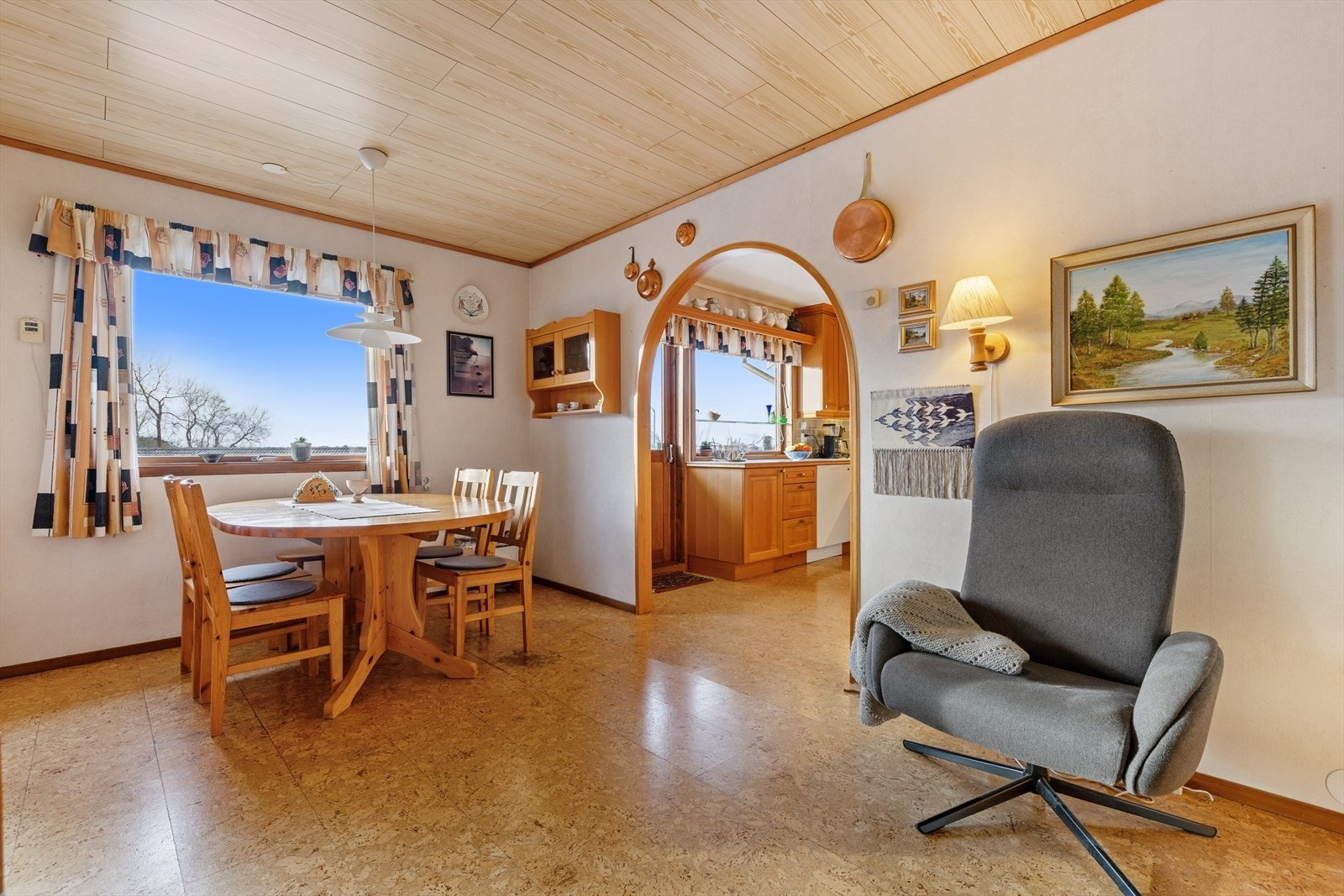 Spisestue og kjøkken i separate rom. Galleribilde