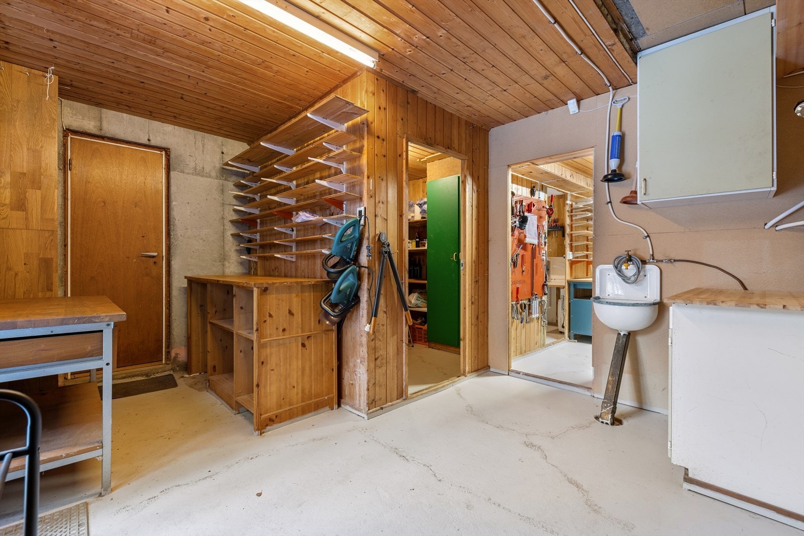 Vaskerom med utslagsvask/ Matbod /Verktøybod m.m Galleribilde