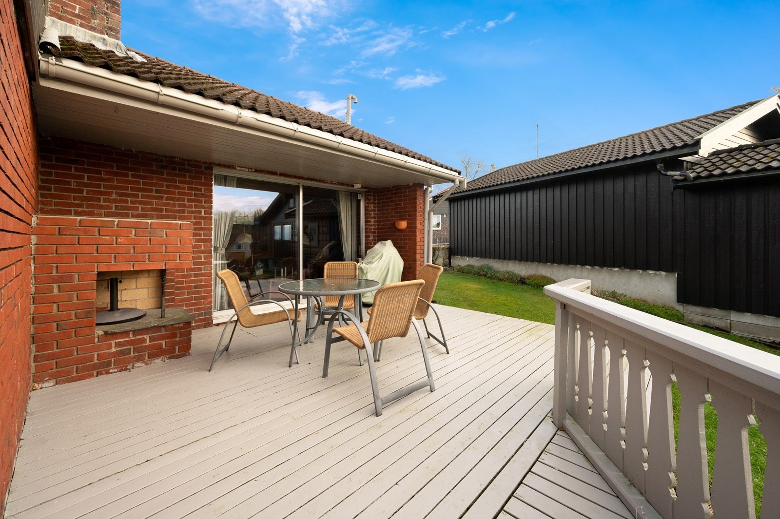 Boligen har en terrasse på ca. 19 m2 med utvendig tilkomst og en terrasse/balkong på ca. 42 m2 med tilkomst fra peisstue og kjøkken i 1. etasje. Galleribilde