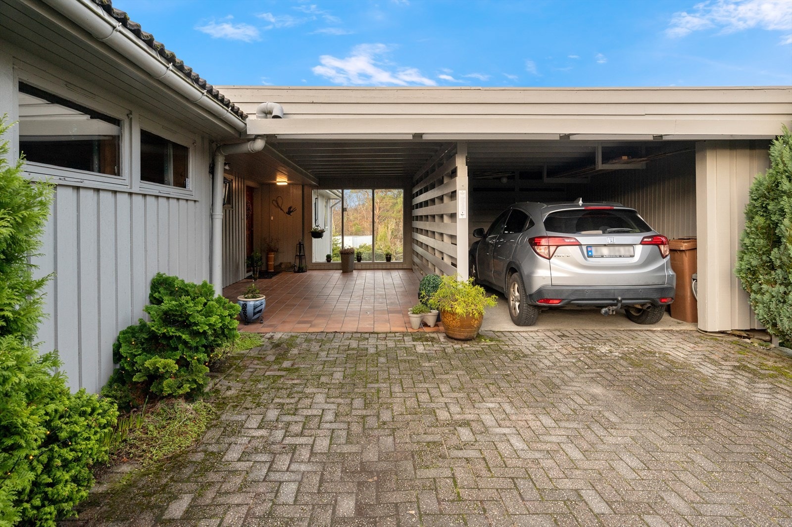 Parkering i carport, garasje og på gårdsplassen. Galleribilde