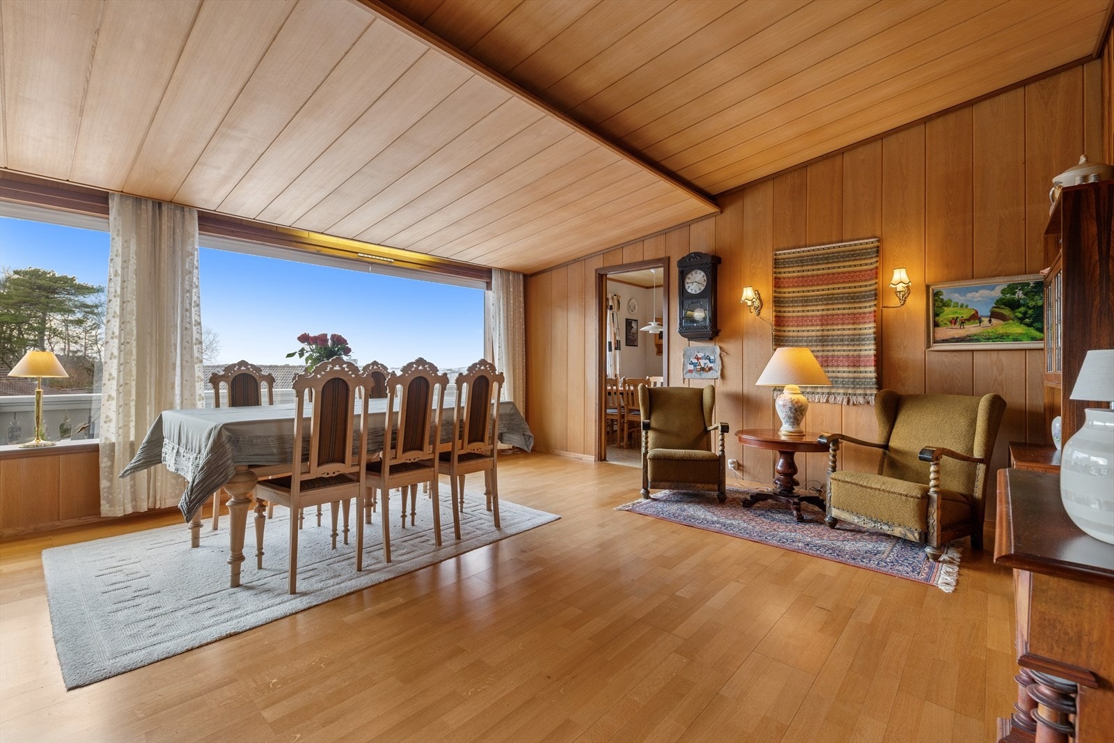 Rommet har god takhøyde og treflater i taket og på deler av veggene. Galleribilde