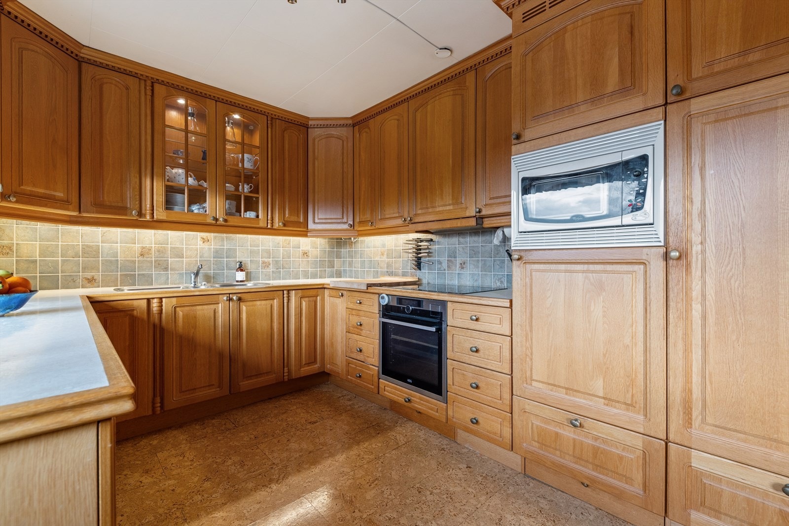 Rommet er utstyrt med kjøleskap, oppvaskmaskin, platetopp, micro og stekeovn. Galleribilde