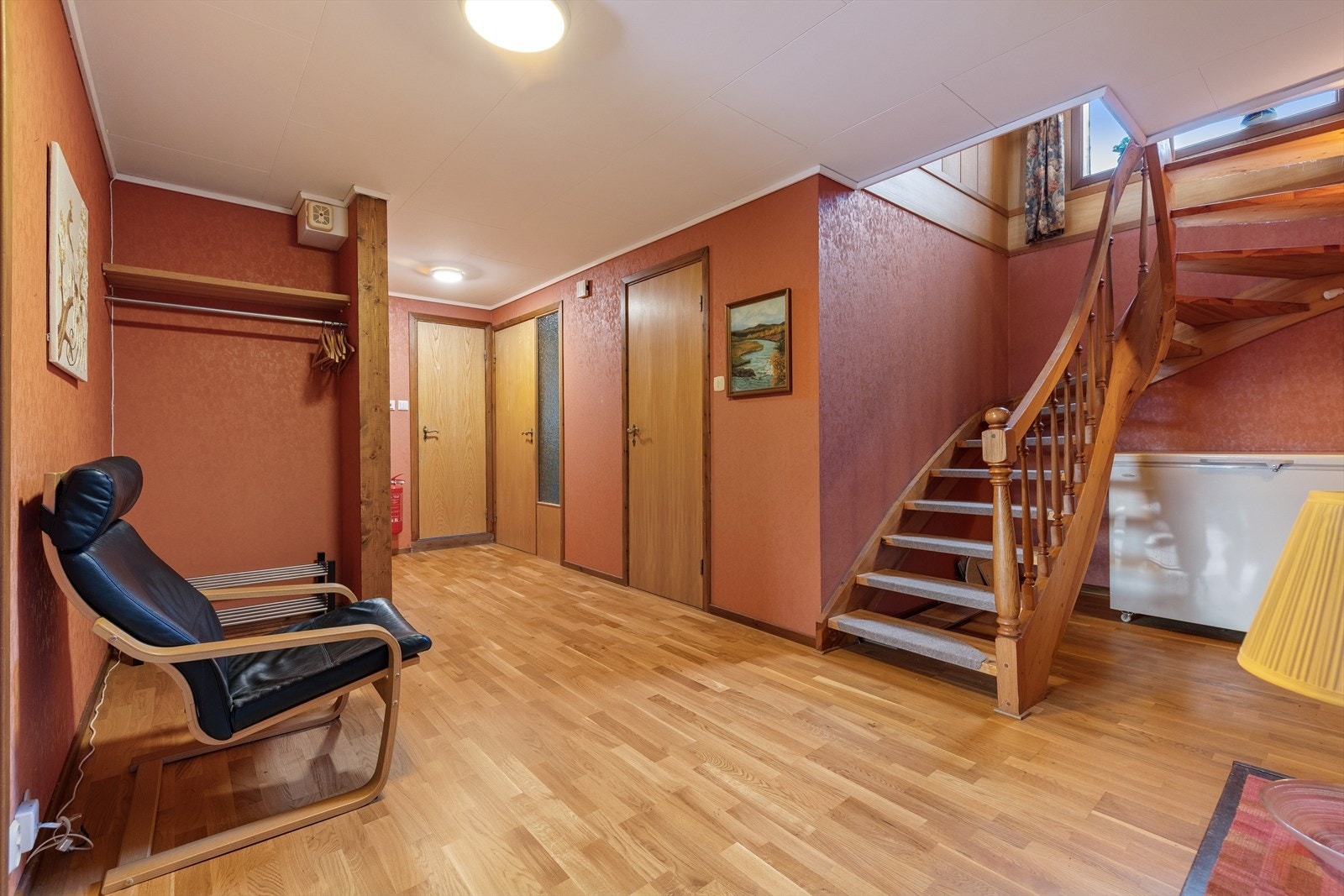 Etasjens trapperom har plass til oppbevaringsmøblement. Galleribilde