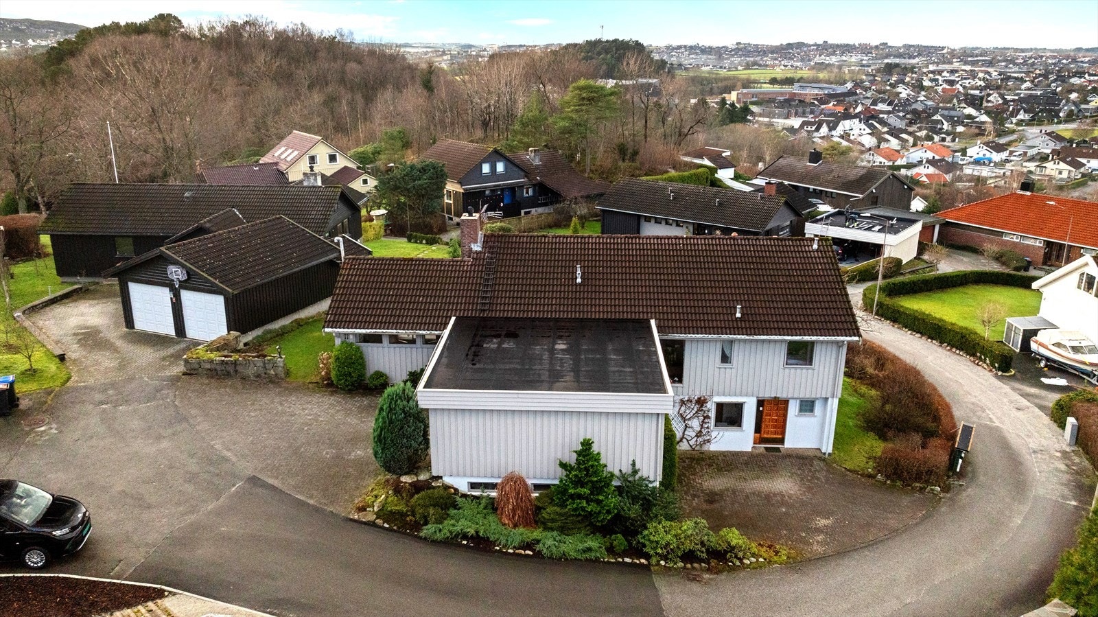 Parkering i carport, garasje og på gårdsplassen. Galleribilde