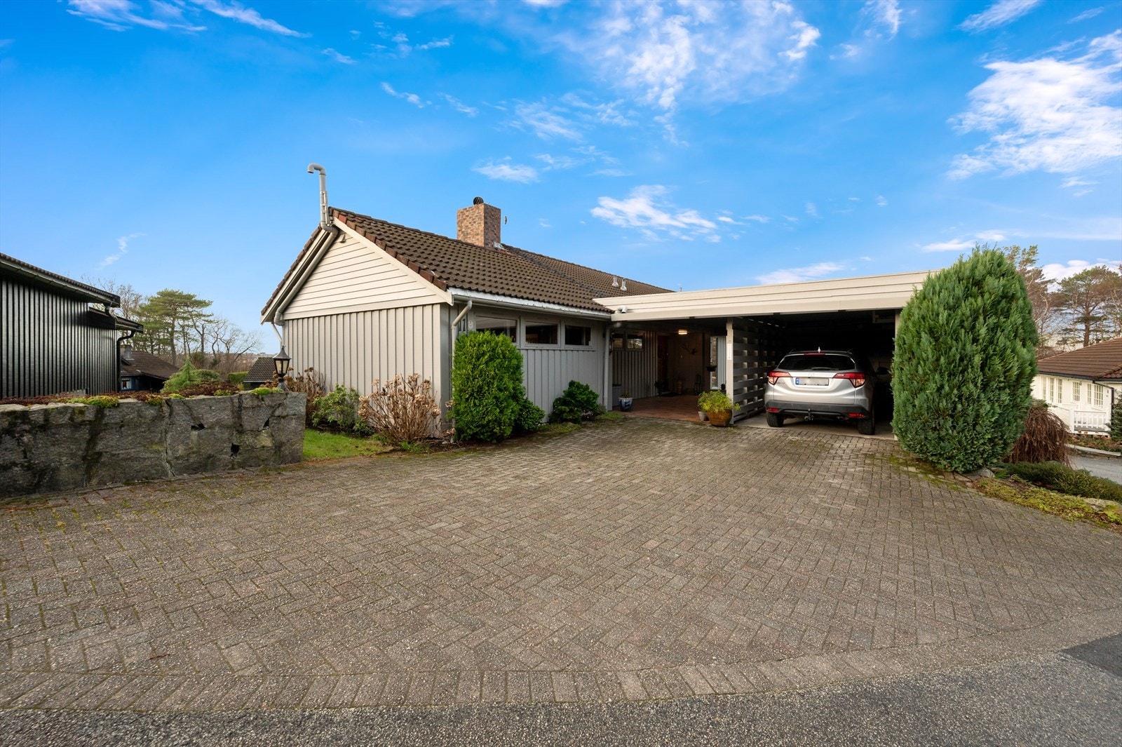 Tomt er opparbeidet med belegningstein, plattinger, plen og diverse beplantning. Galleribilde