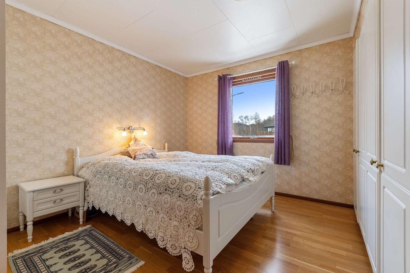 Boligen har tre soverom, ett i denne etasjen og to i underetasjen. Galleribilde