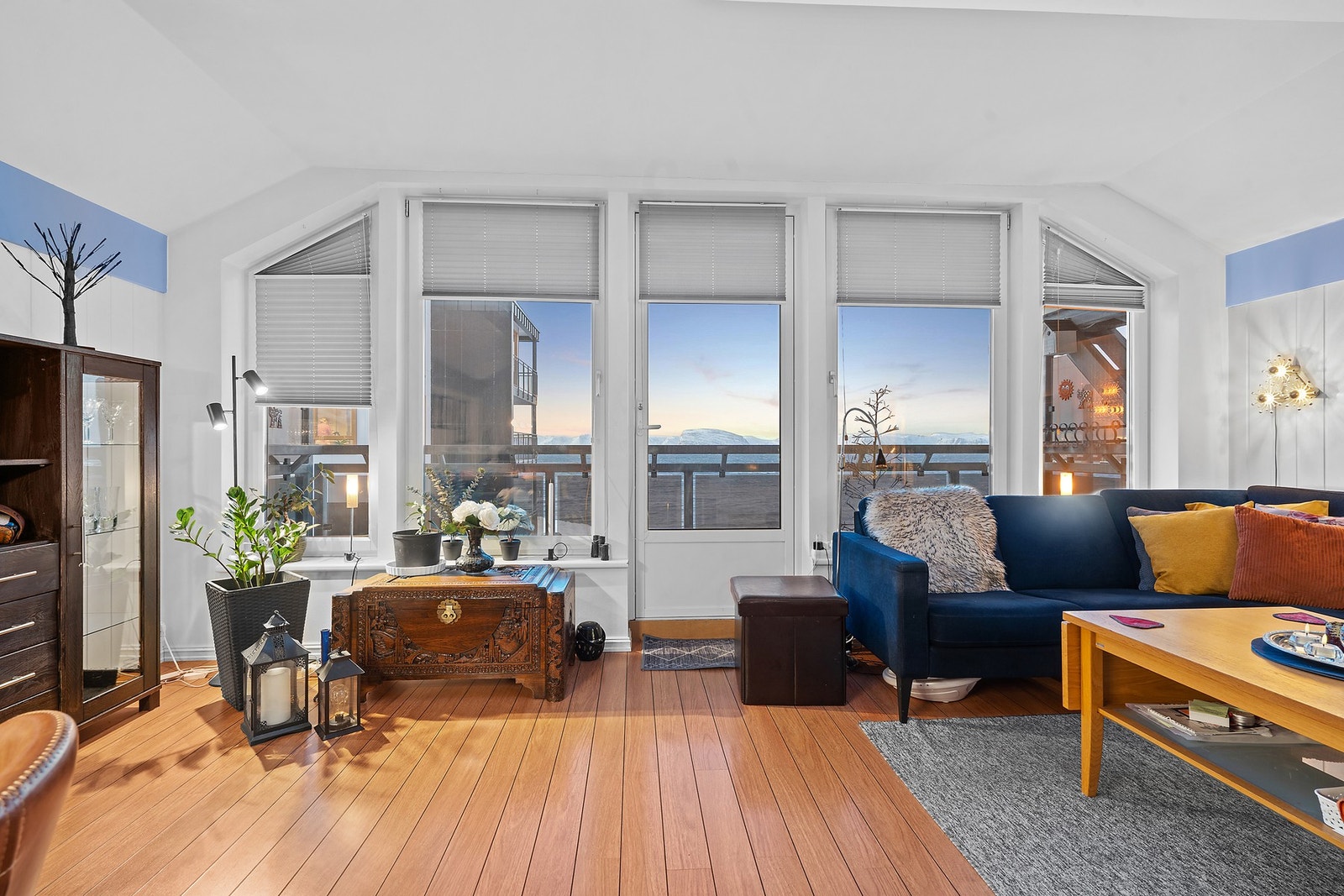 Romslig stue med fint lysinnslipp og utsikt Galleribilde