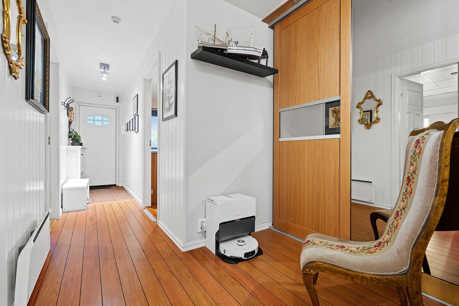 Entre med garderobe Galleribilde