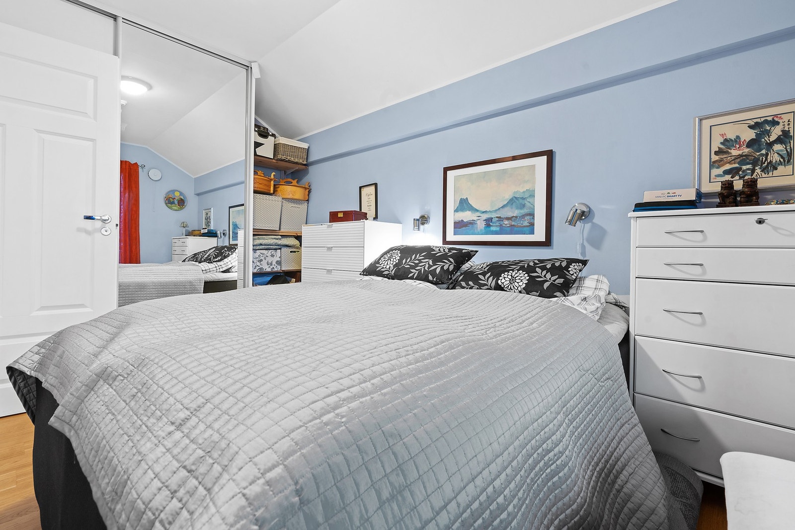 Soverom med garderobe Galleribilde