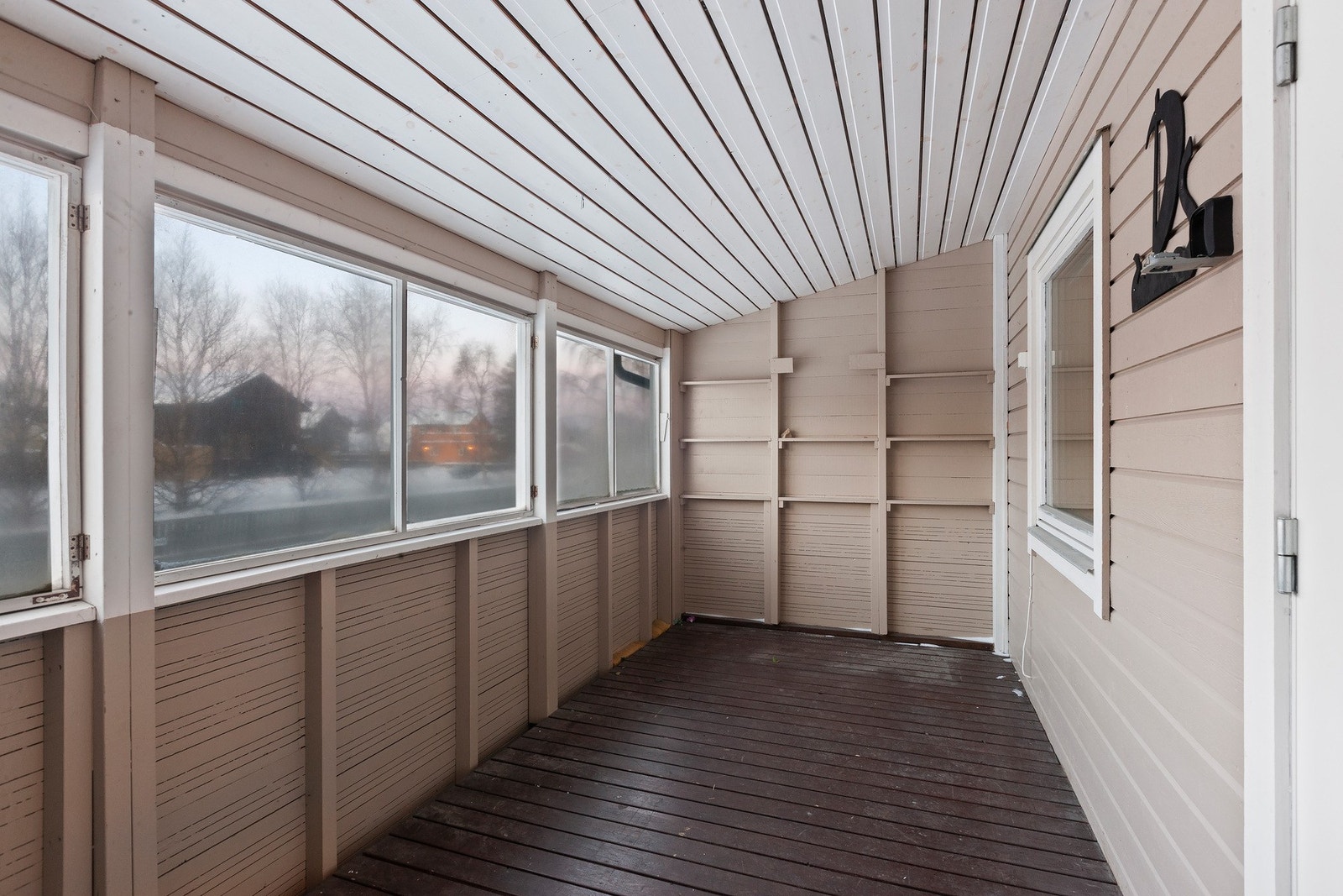 Ved inngangen er det en praktisk sone med plass til utemøbler, lagring eller tørking av klær Galleribilde
