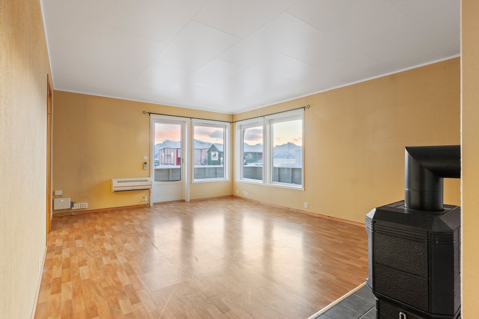 Stuen er av fin størrelse med store vindusflater. Galleribilde