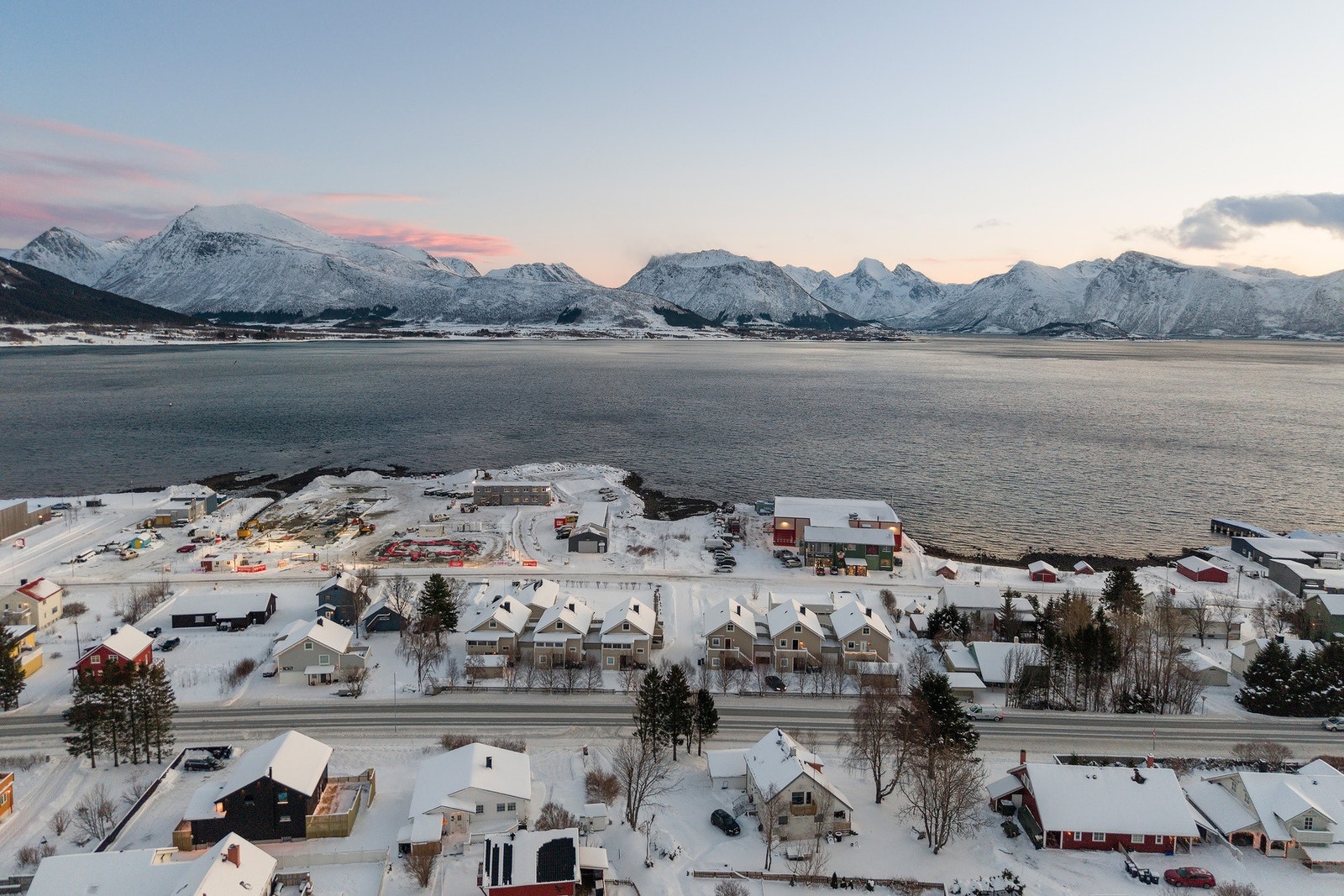 Beliggenheten gir kort avstand til sentrum, skole, barnehage og øvrige fasiliteter Galleribilde