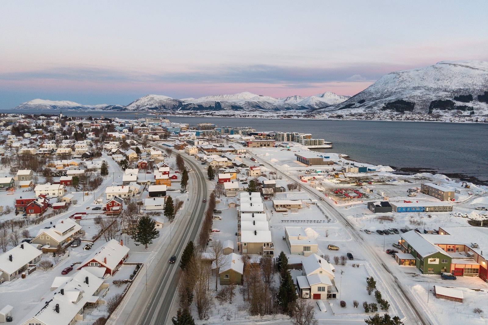Dagligvarehandelen kan du ta hos Coop Extra Sortland eller Kiwi Lykkentreff som begge ligger 8 minutter gangavstand unna Galleribilde