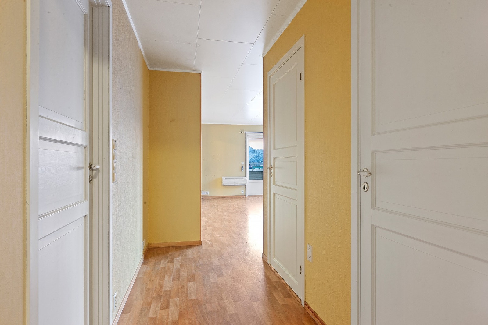 Fra entrè kommer du deg videre til stuen Galleribilde