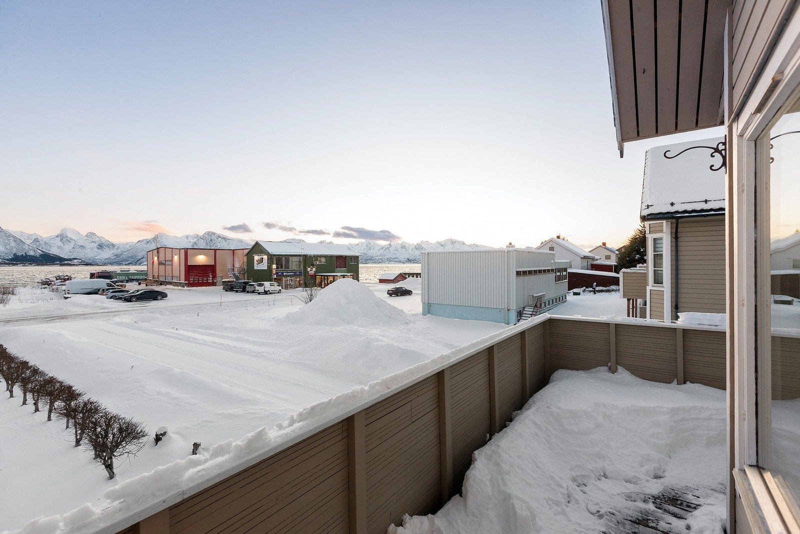 Veranda med flott utsikt og god plass til utemøblemenet Galleribilde