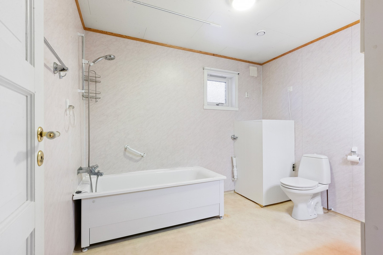 Badet i hovedetasje har badekar, v.v.tank, toalett og innredning Galleribilde