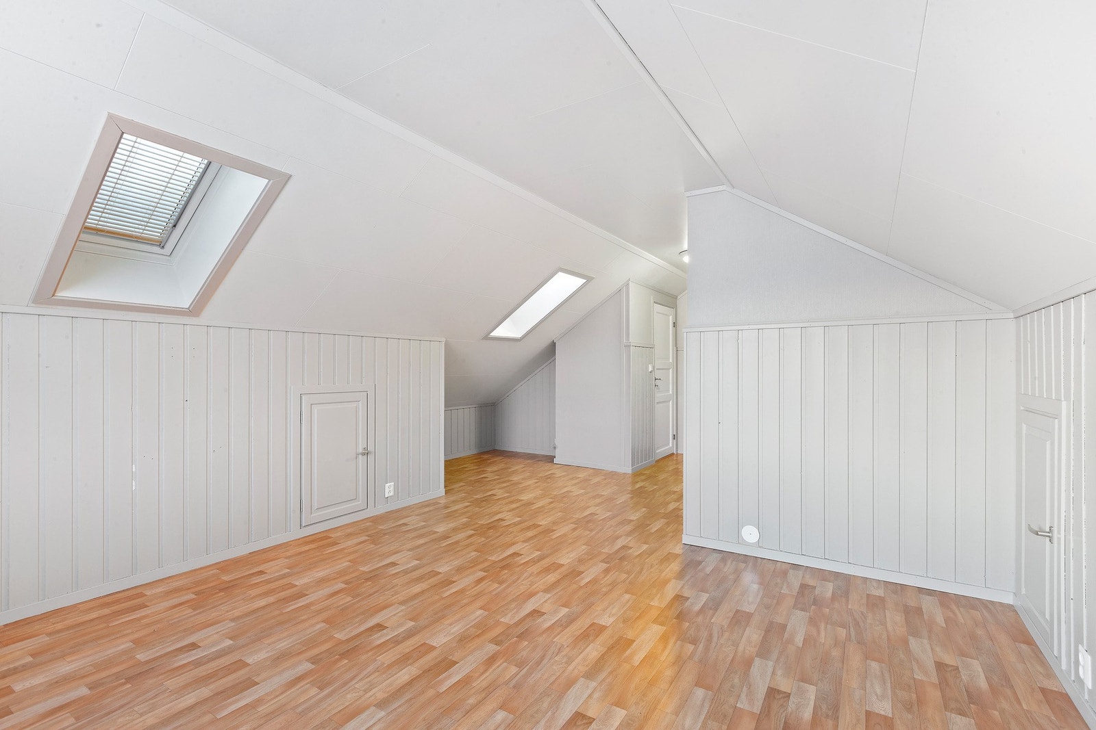 Loftstuen har et takvindu som gir godt lys inn i rommet Galleribilde