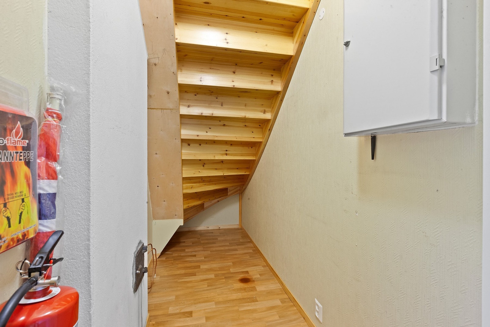 Praktisk bod under trappen til loftetasjen Galleribilde