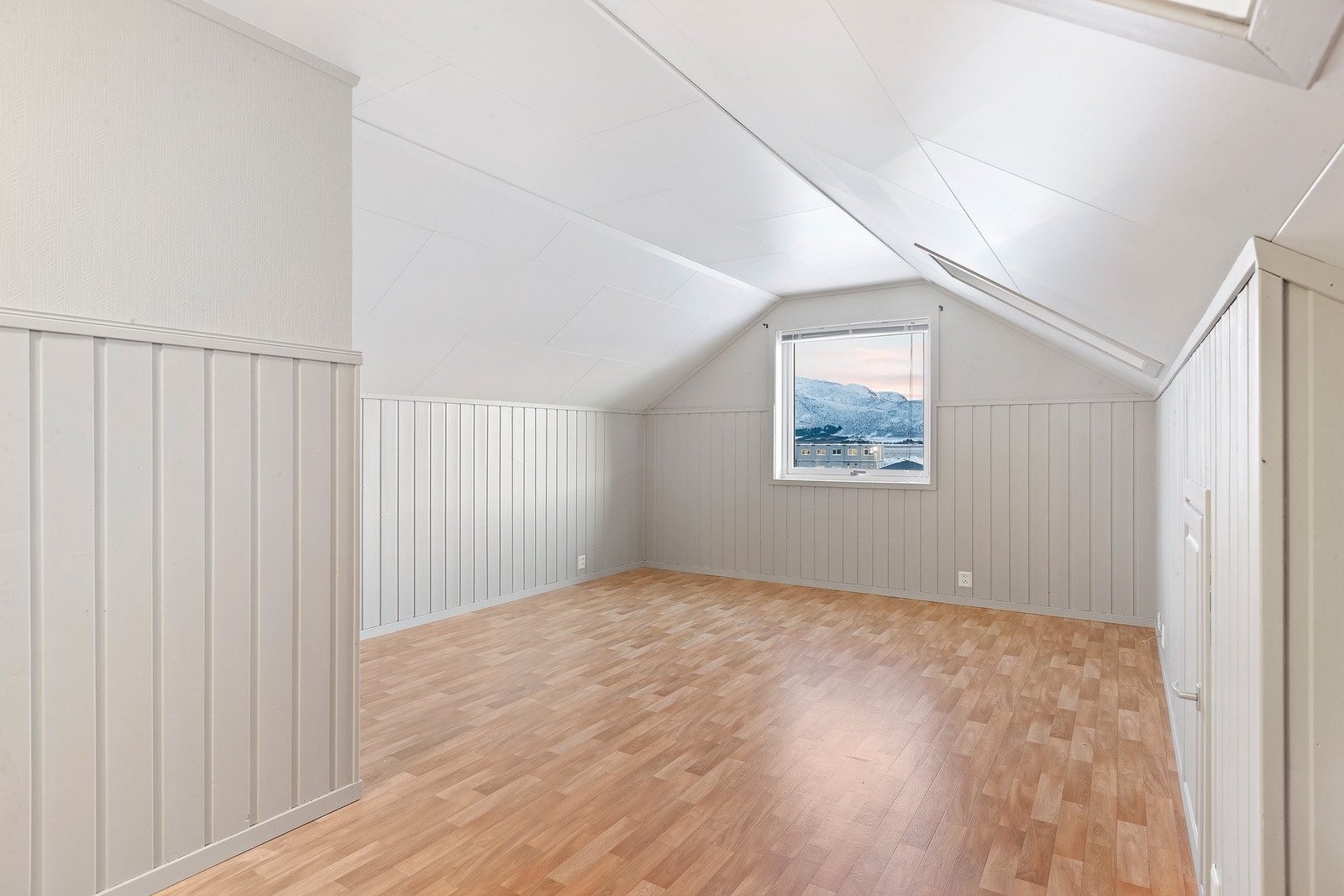 Lys og trivelig loftstue med flott utsikt Galleribilde