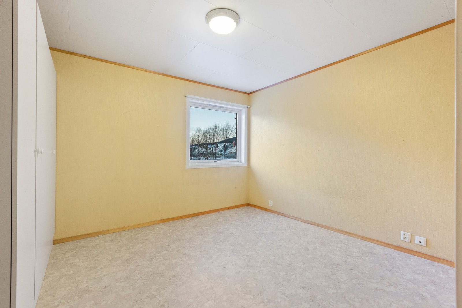 Det er plass til dobbeltseng med tilhørende nattbord og soverommet er utstyrt med klesskap Galleribilde