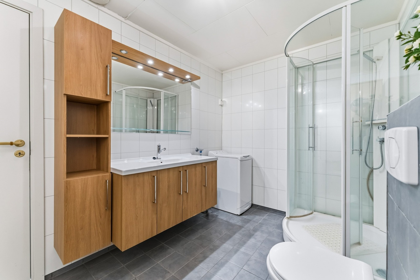 Pent baderom med flislagt gulv med behagelig varme. Galleribilde