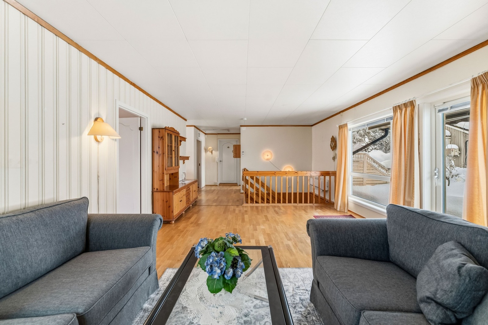 Stor stue med god plass til sofasalong, spisestue og øvrig stuemøblement. Galleribilde