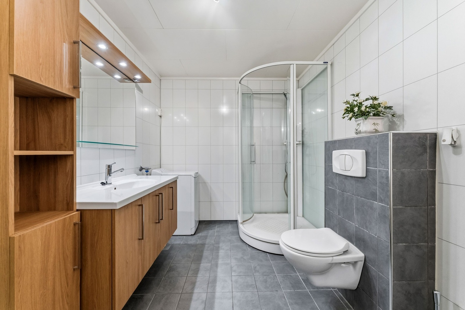 Baderommet har opplegg for vaskemaskin og tørketrommel. Galleribilde