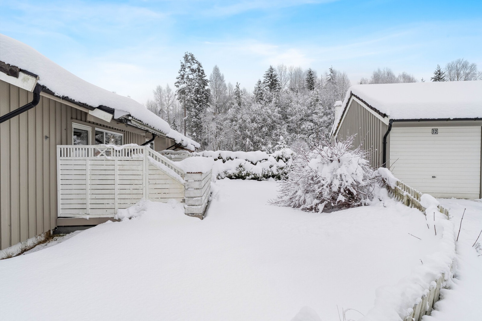 Fredelig og rolig beliggenhet med solrik hage. Galleribilde
