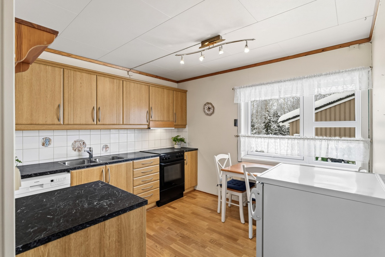 Stort kjøkken med god plass til kjøkkengruppe. Galleribilde