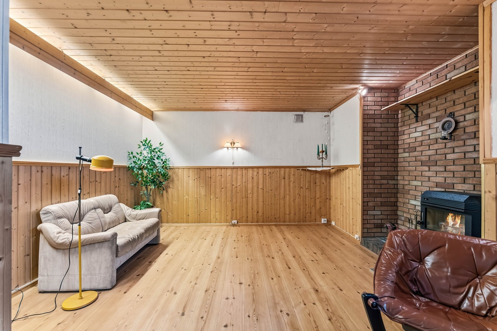 I kjellerstuen har man god plass til stor sofagruppe og øvrig ønsket møblement. Galleribilde