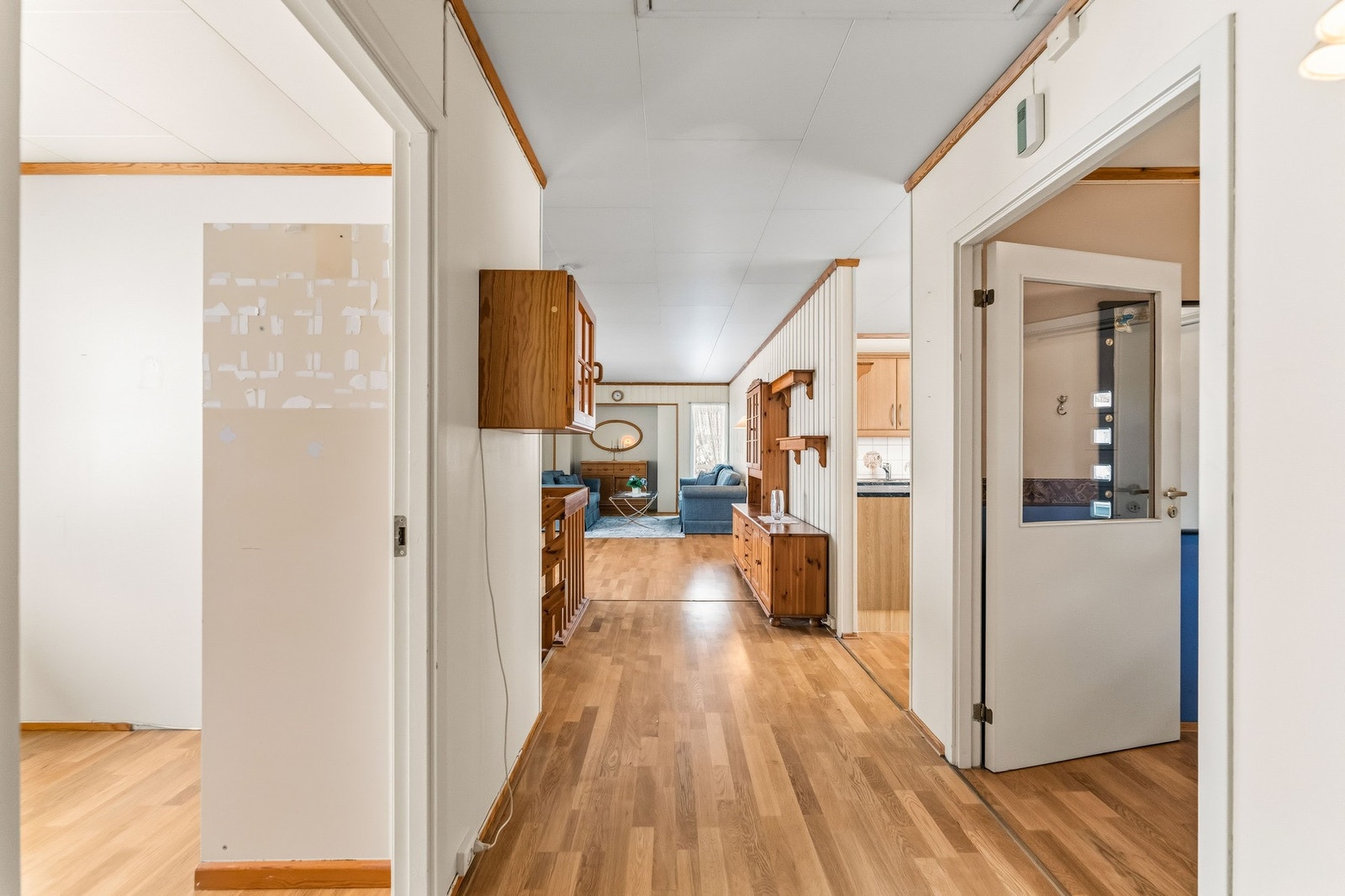 Den gjennomgående planløsningen og de store vindusflatene gir rikelig med naturlig lys og sørger for god romfølelse. Galleribilde