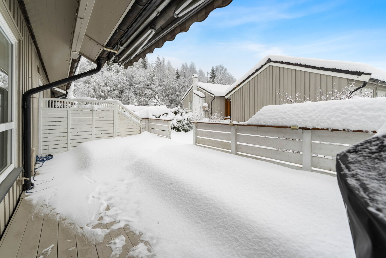 Fra stuen har man utgang til hyggelig terrasse. Galleribilde