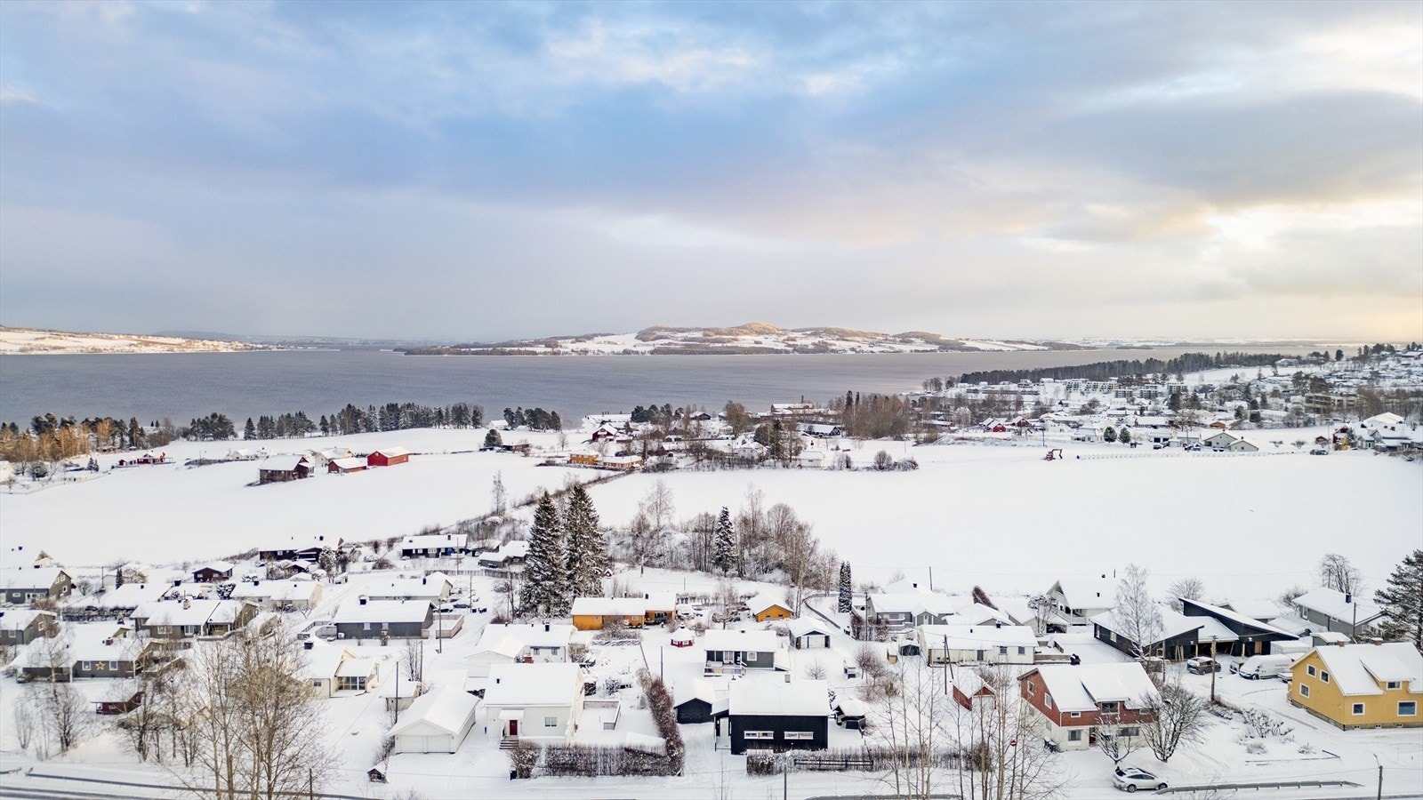 Utsyn mot Mjøsa og Helgøya. Galleribilde