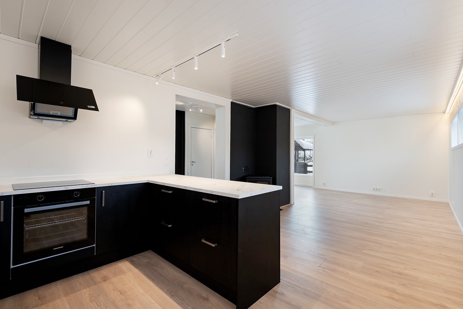 Plass til spisebord i tilknytning til kjøkkenet. Galleribilde