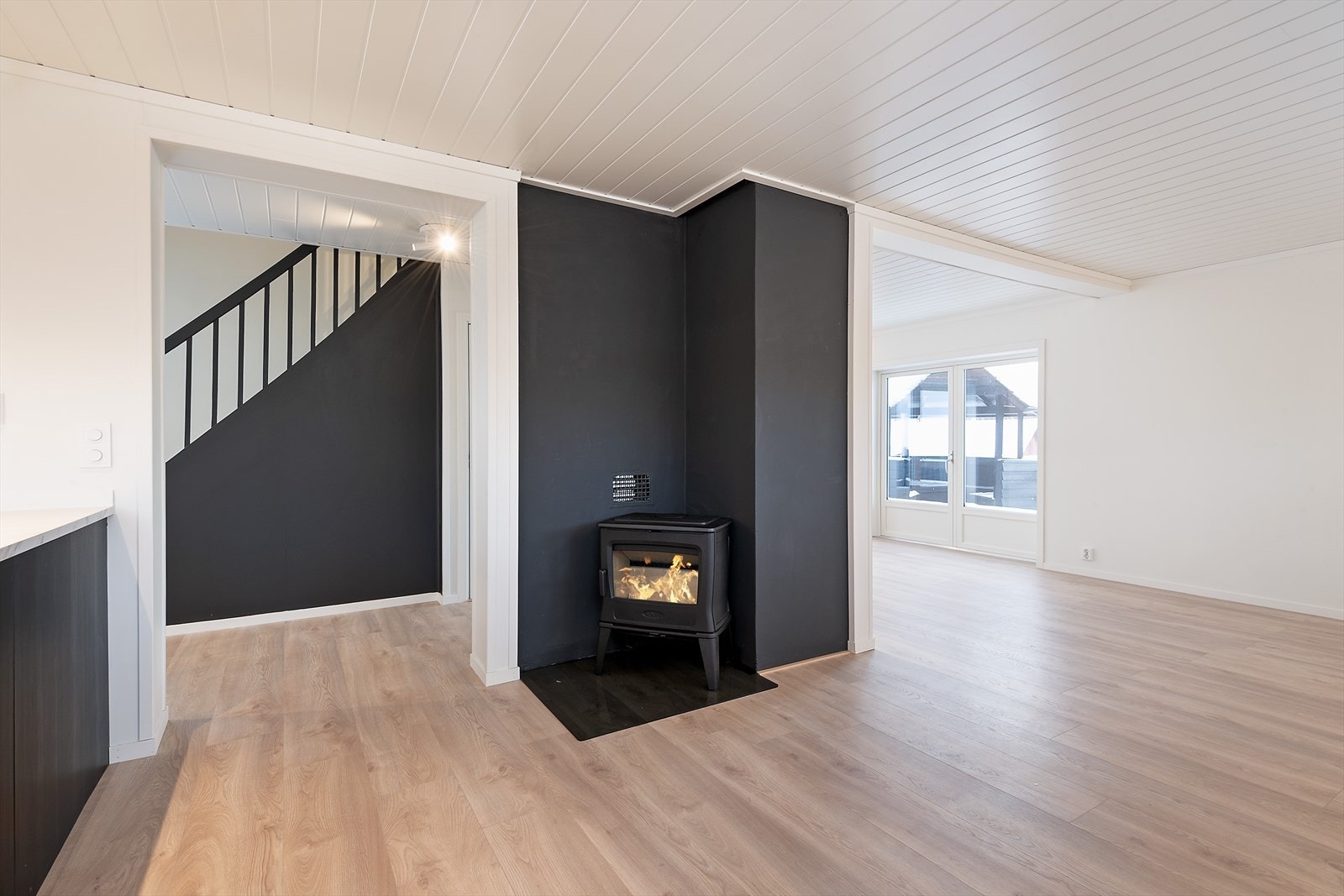 Stemningsfull vedovn gir god varme. Galleribilde