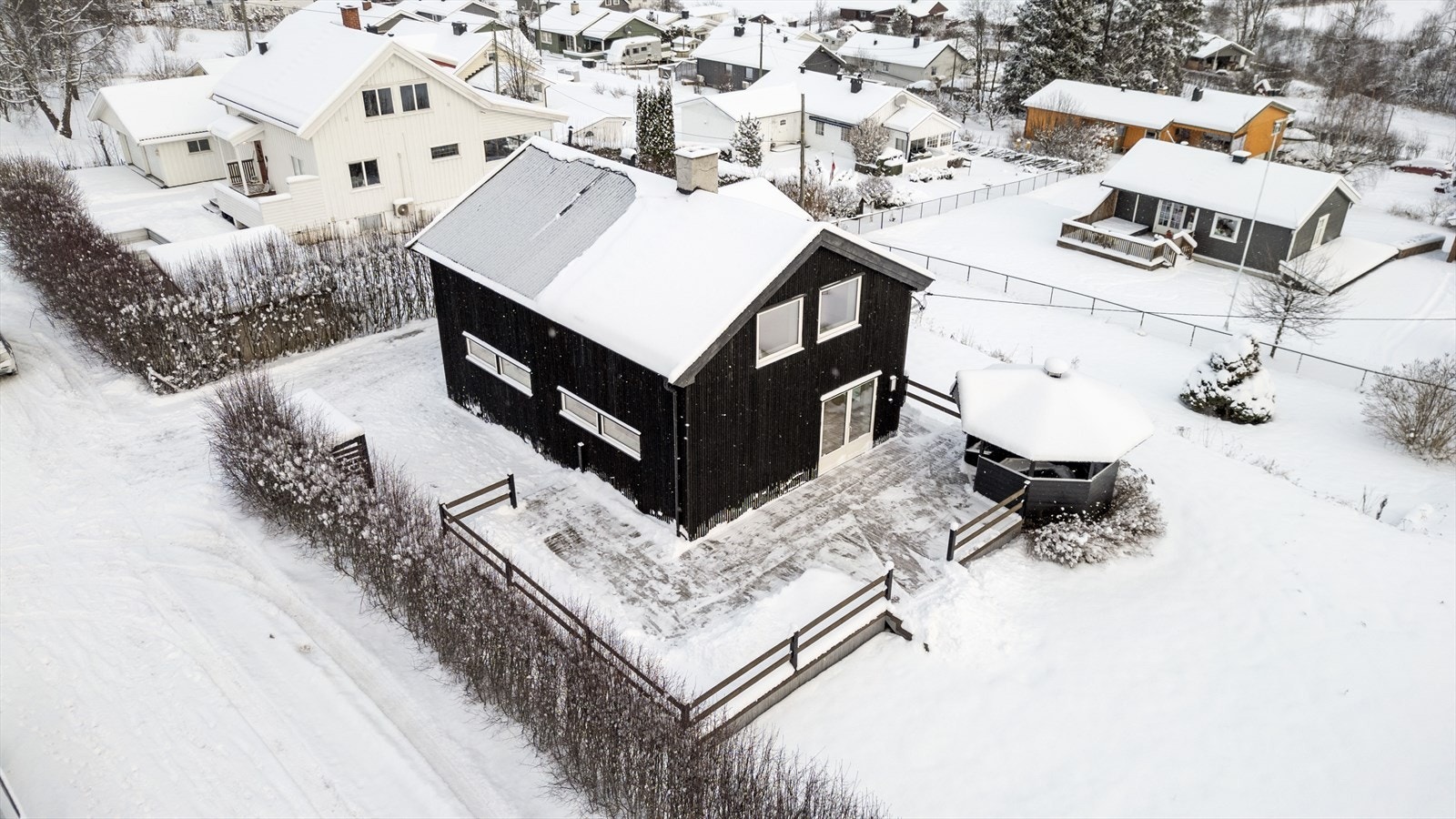 Stor veranda hvor man kan nyte solrike dager. Galleribilde