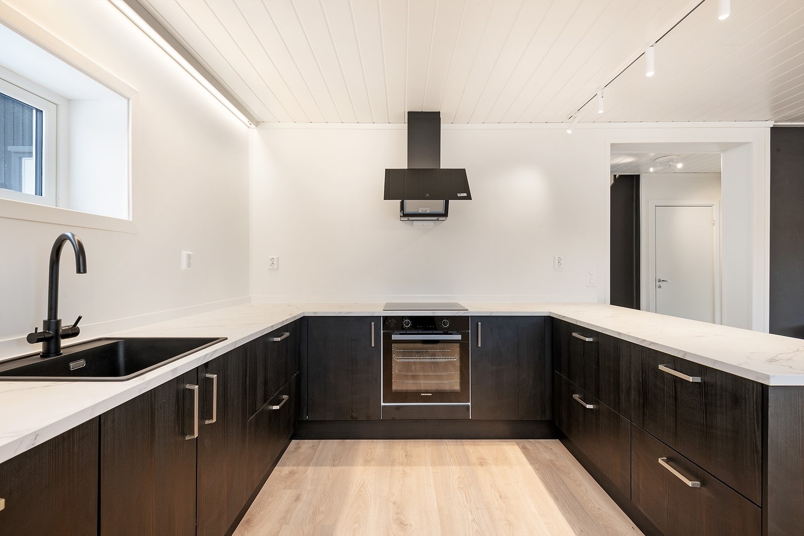 Kjøkken i u-løsning. Galleribilde