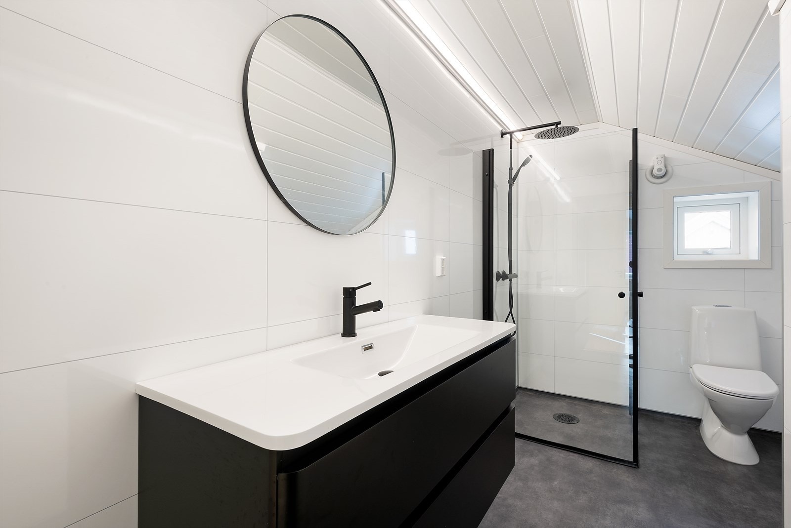 Mørk baderomsinnredning. Galleribilde