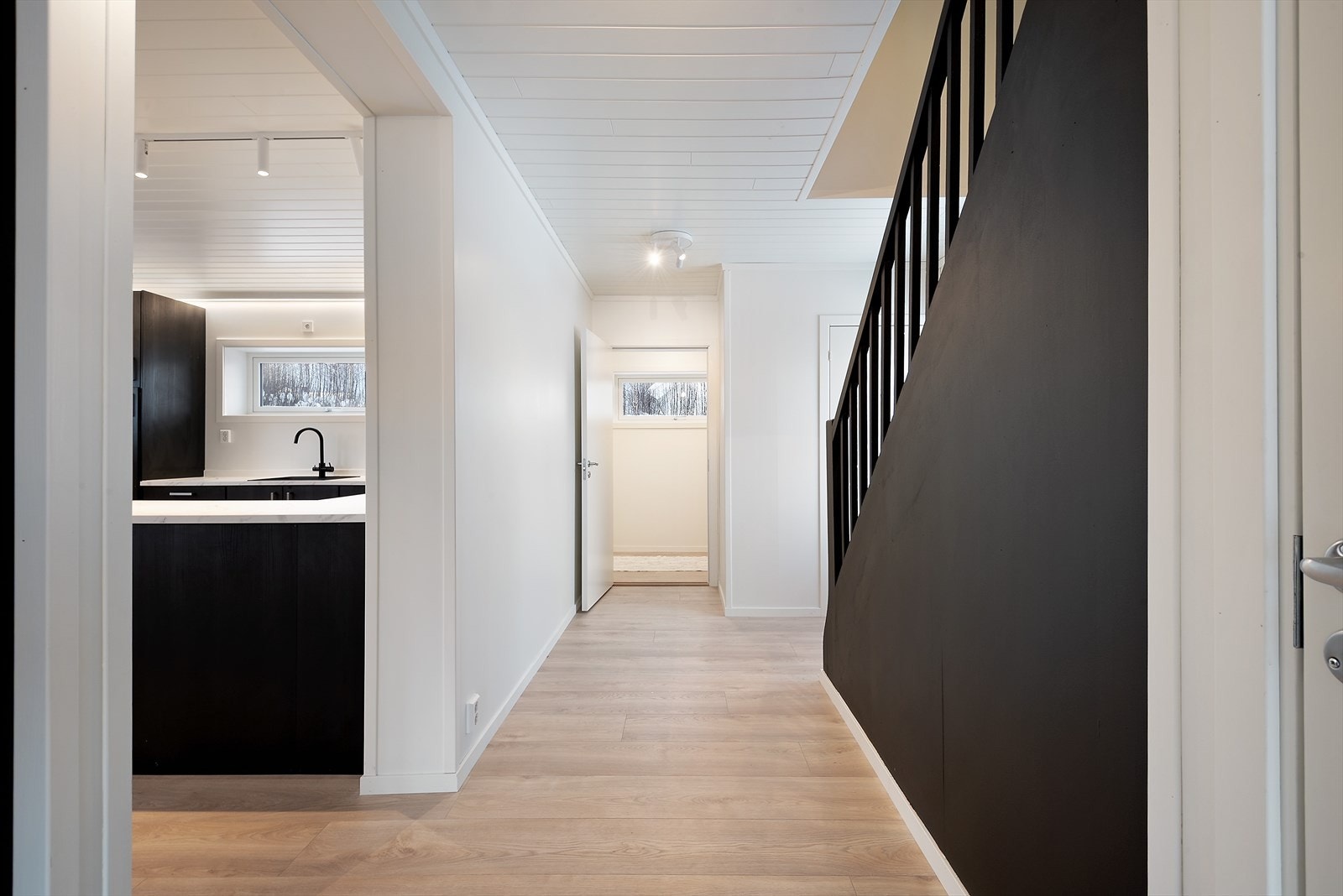 Gang med adkomst til kjøkken. Galleribilde