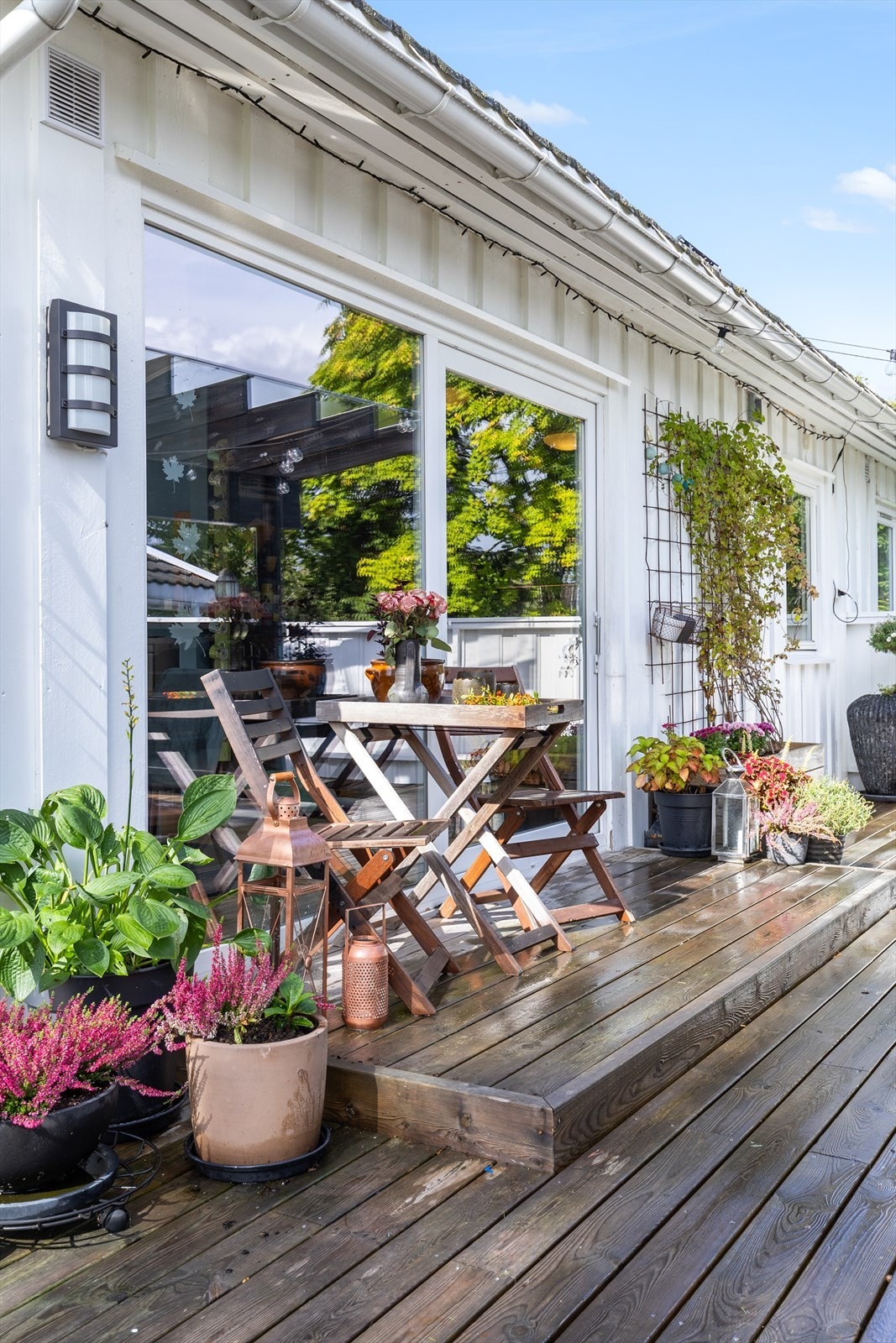 Stor terrasse med hagestue og gode solforhold. Galleribilde