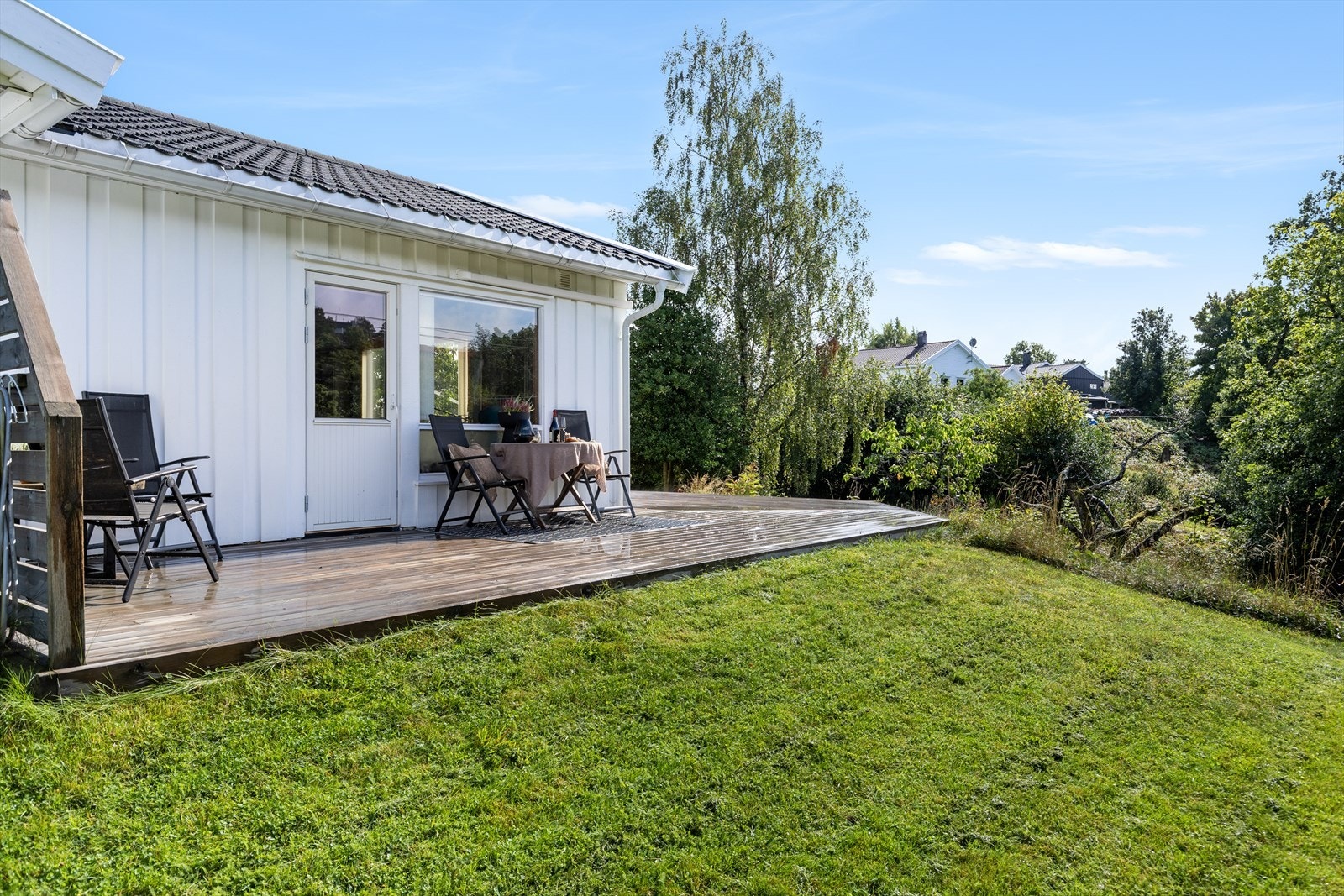 Hyggelig terrasse hvor man kan nyte lang kveldssol. Galleribilde