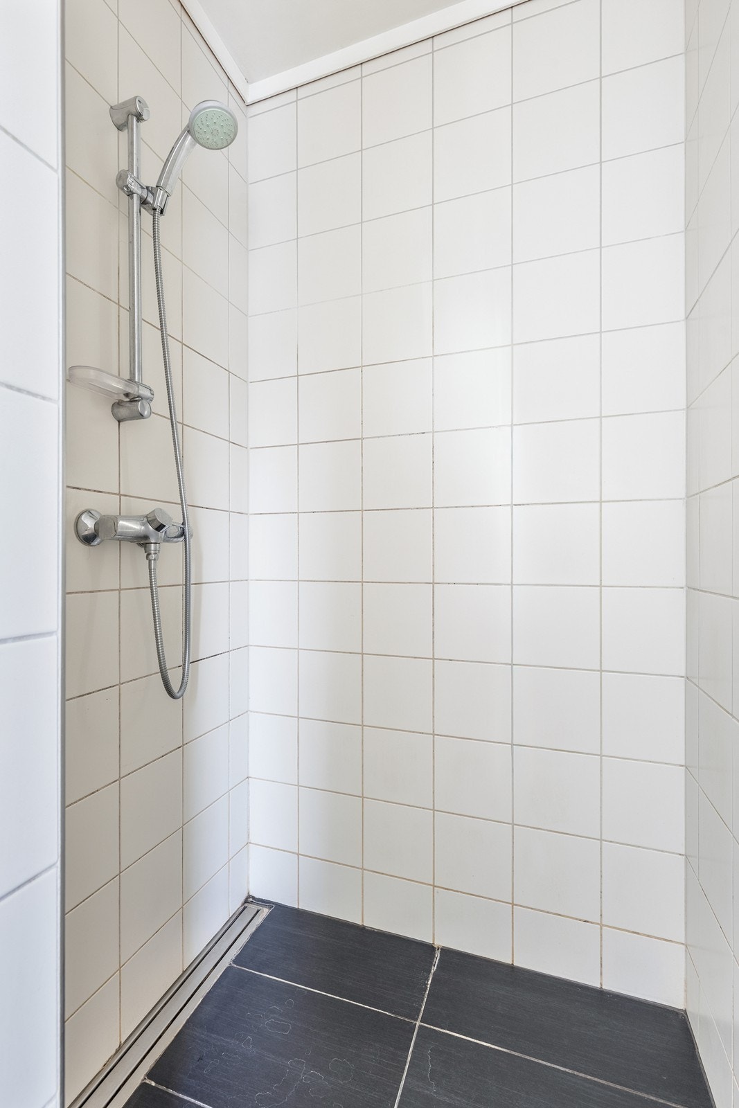 Dusjnisje på badet med fliser på gulv og vegger Galleribilde