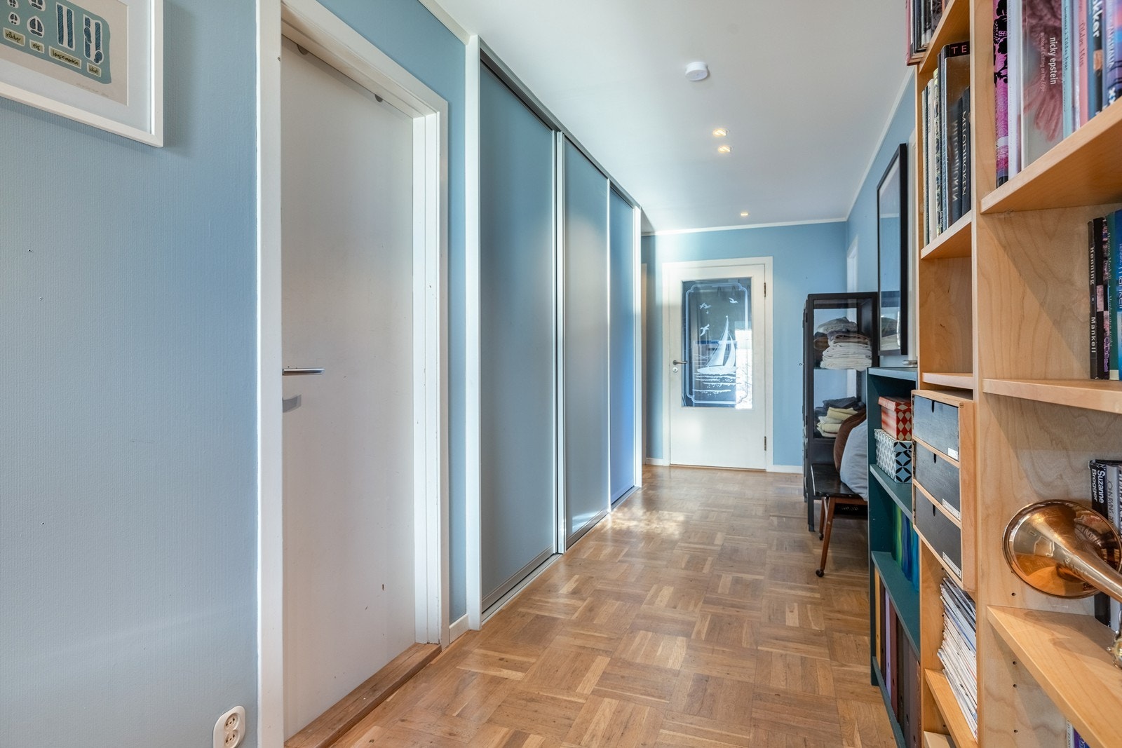 Videre inn til innergang med romslig skyvedørsgarderobe. Her er adkomst soverom og bad. Galleribilde