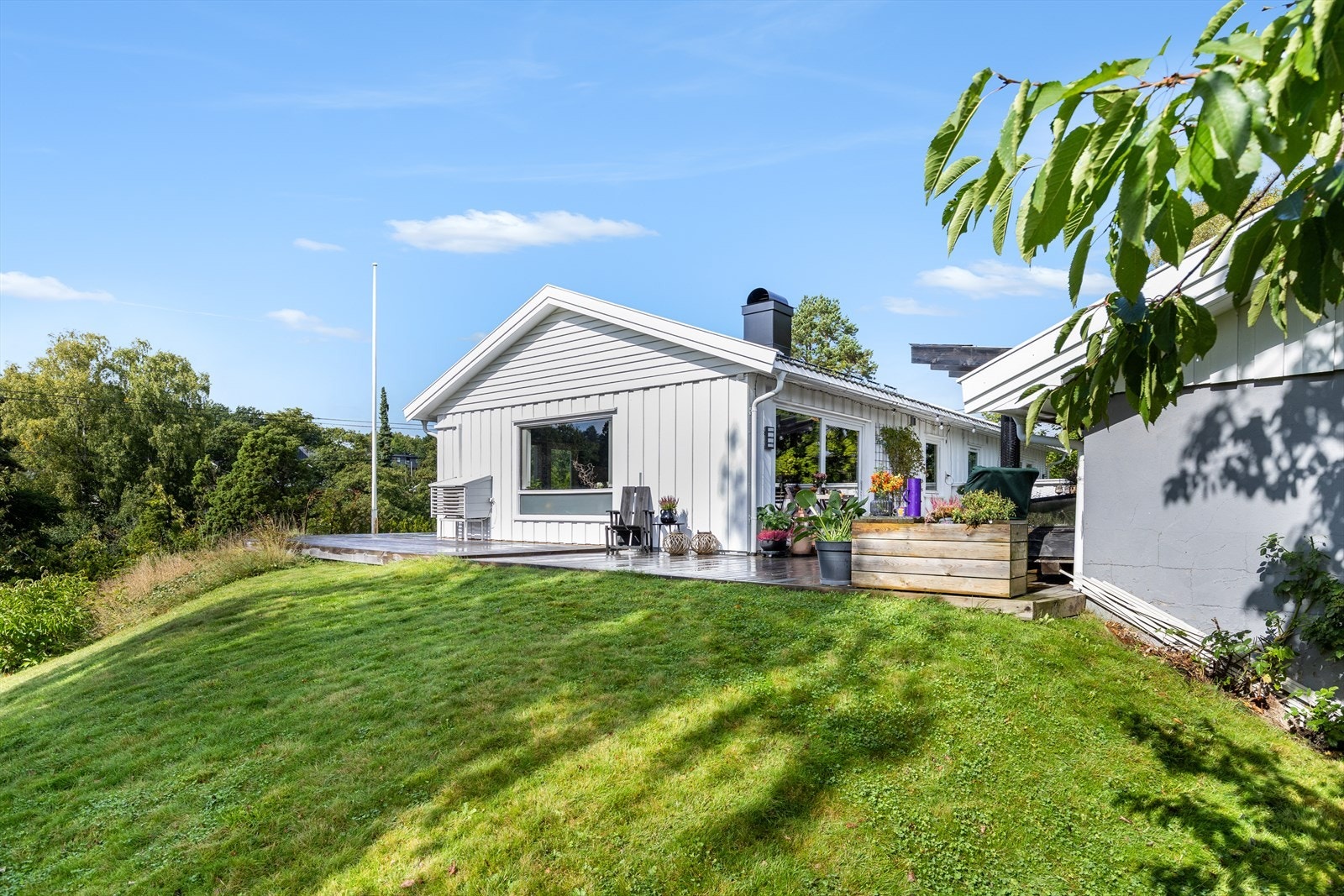 Her ligger man solrikt til i veletablerte omgivelser med nærhet til det meste. Galleribilde