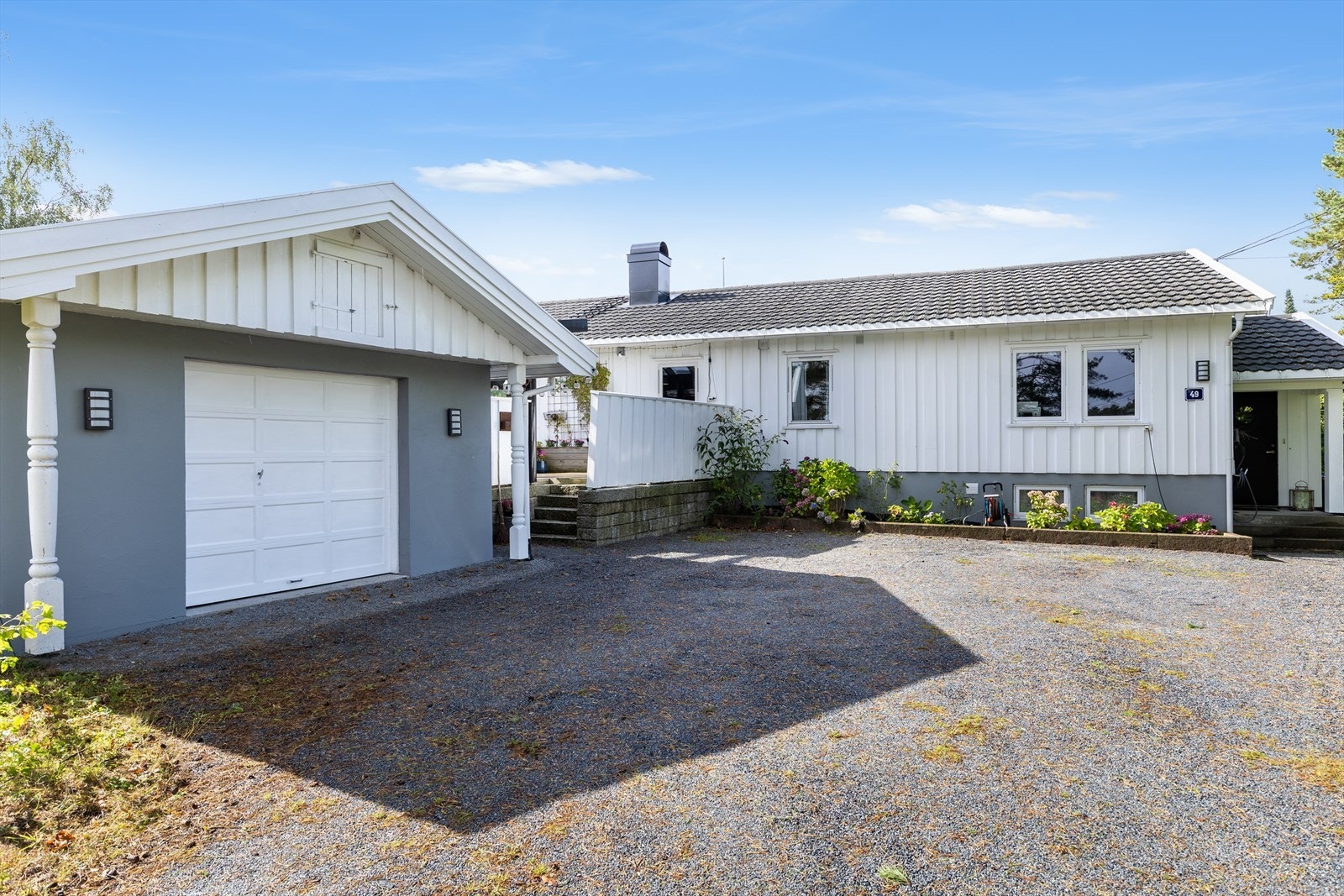 Parkering i garasje for bil av mindre type samt flere biloppstillingsplasser på tomten forøvrig. Galleribilde