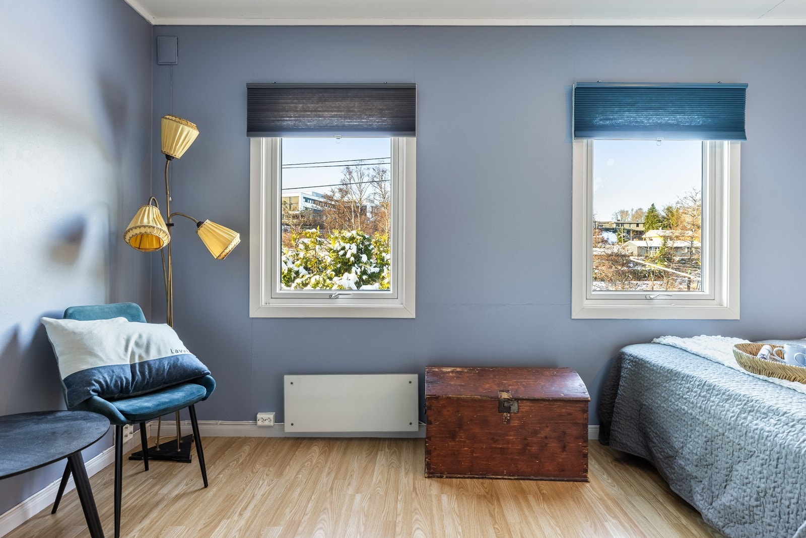 Stort soverom med god plass til stor seng og møbler Galleribilde