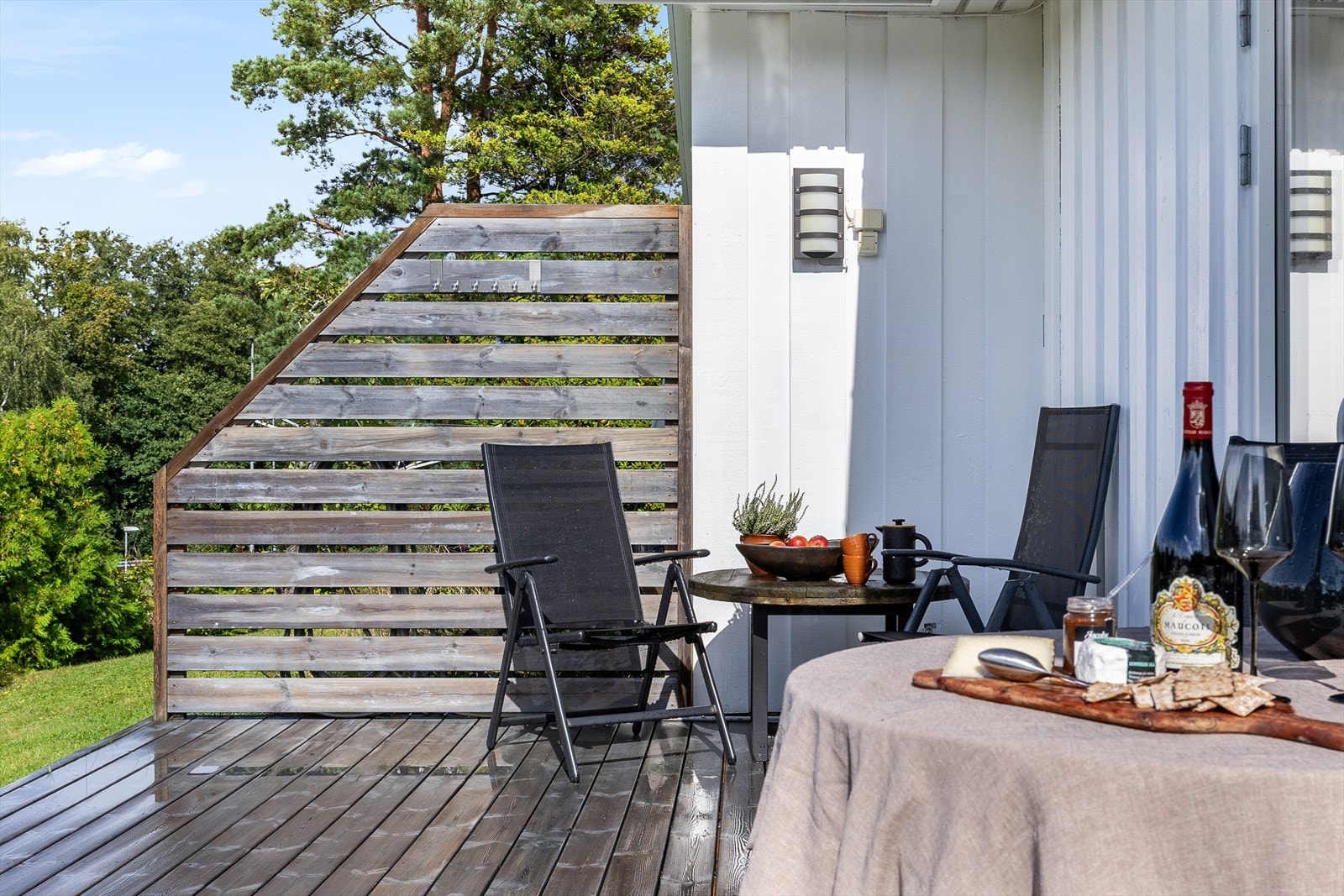 Her kan en nyte en lang kveldssol på fremsiden og på terrassen. Galleribilde